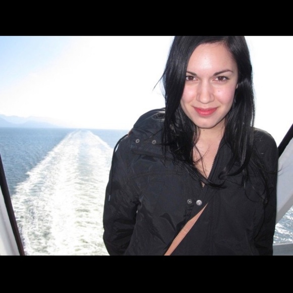 Meet your Posher, Amanda - Picture 2 of 2